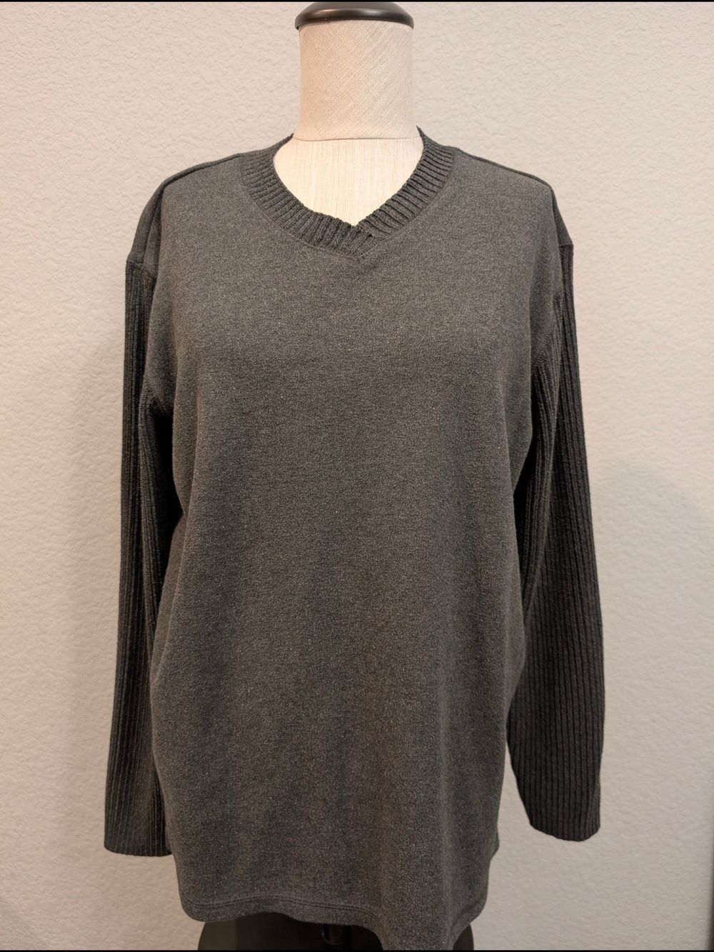 Karen Scott Women's Sz M V-Neck Sweater in Charcoal Gray